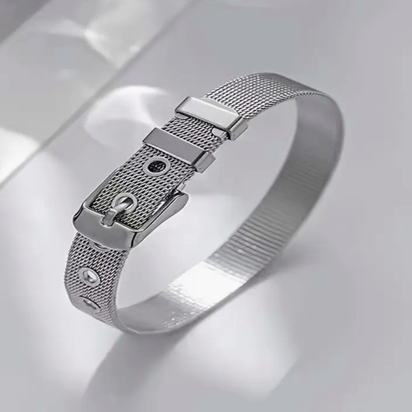 Jewelry - Silver ton chunky buckle bracelet